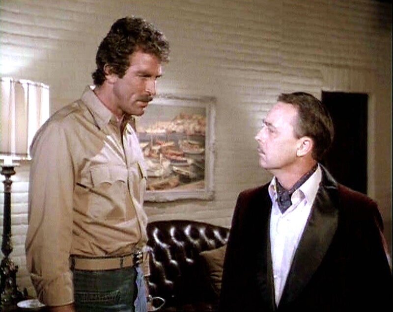 Magnum (Tom Selleck) und Higgins (John Hillerman) haben wegen Jennifer Streit miteinander. – Bild: Kabel Eins