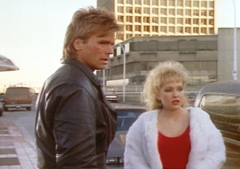 MacGyver (Richard Dean Anderson, l.) und Crystal (Holly Fields, r.) beobachten den Zuhälter Snakeskin. – Bild: Paramount Pictures