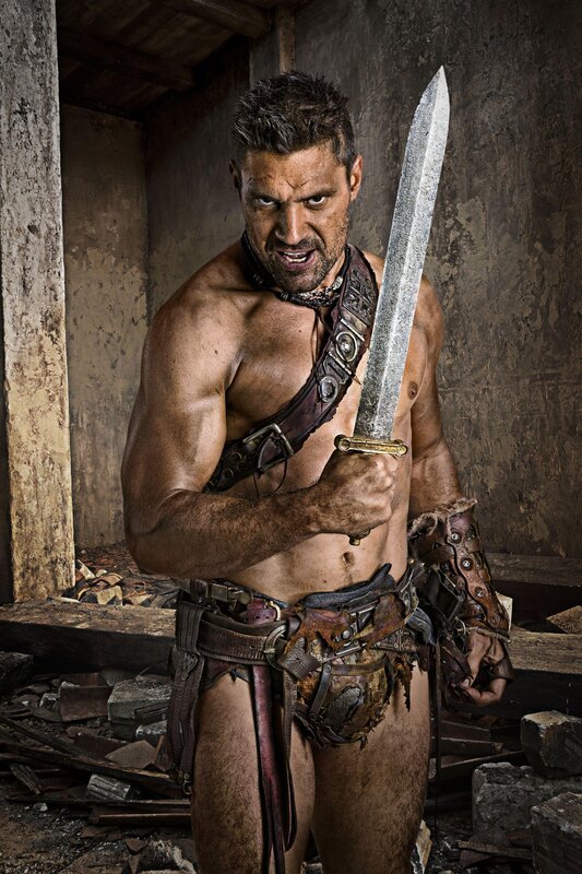 In Freiheit gilt Crixus’ (Manu Bennett) einziger Gedanke der Suche nach Naevia. Er riskiert sein Leben, um sie aus der Hand eines brutalen Sklavenhändlers zu befreien&nbsp;… – Bild: RTL Crime