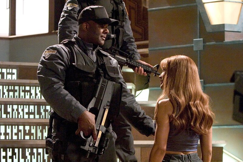 Marine 2 (D. Harlan Cutshal) and Teyla Emmagan (Rachel Luttrell) – Bild: MGM