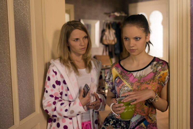 Als Leonie (Maria Kempken, l.) Kira (Barbara Prakopenka) wegen dem verschwundenen Geld zur Rede stellt, gibt die den Diebstahl widerwillig zu. – Bild: RTL Passion