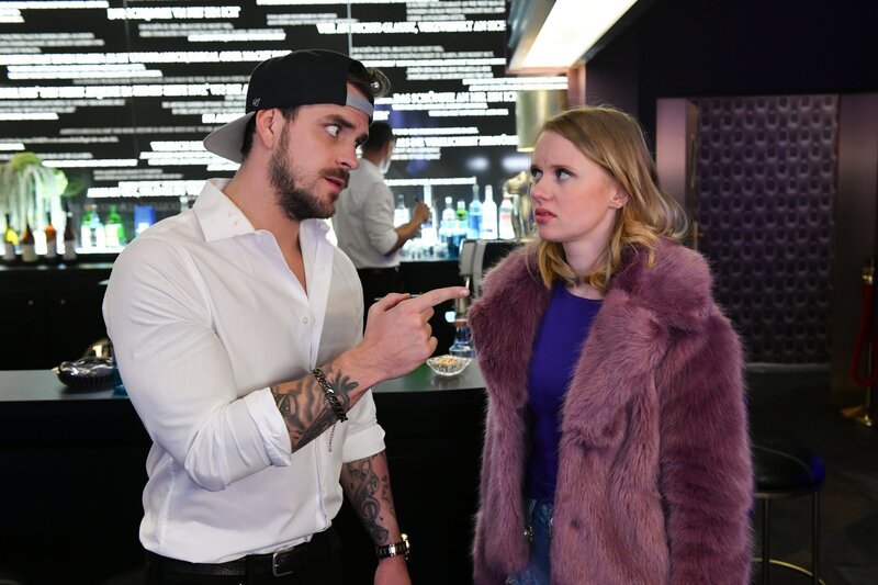 Hat Rockos (Marc Barthel, l.) unüberlegtes Handeln schwerwiegende Folgen für seine Beziehung mit Anja (Franziska Breite, r.)? – Bild: SAT.1 /​ Claudius Pflug