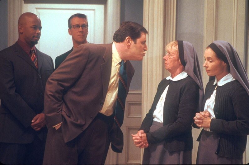 (v.l.n.r.) Überraschenden Besuch: Carter (Michael Boatman) und Stuart (Alan Ruck) stehen ihrem Kollegen Paul (Richard Kind) bei, der eine heikle Diskussion mit Winstons Ex-Frau Agnes (Kathryn Joosten) führt, die Nonne geworden ist. – Bild: ProSieben Media AG