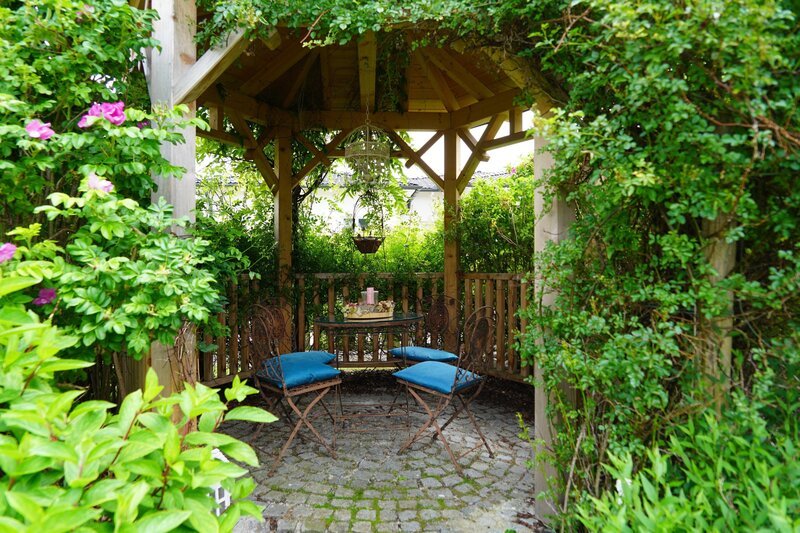 Petra und Dominik Steinbichler haben auf rund 850 m² einen romantisch-verspielten Naturgarten in Oberösterreich geschaffen. Geschwungene Graswege verbinden unterschiedliche Gartenzimmer mit Schwimmteich, Rosenpavillon, Orangerie und Waldgarten. Naturnahe Pflanzungen mit Rosen und Stauden bieten zudem Lebensraum für zahlreiche Insekten. – Bild: Leopold Mayrhofer/​Natur im Garten/​Leopold Mayrhofer