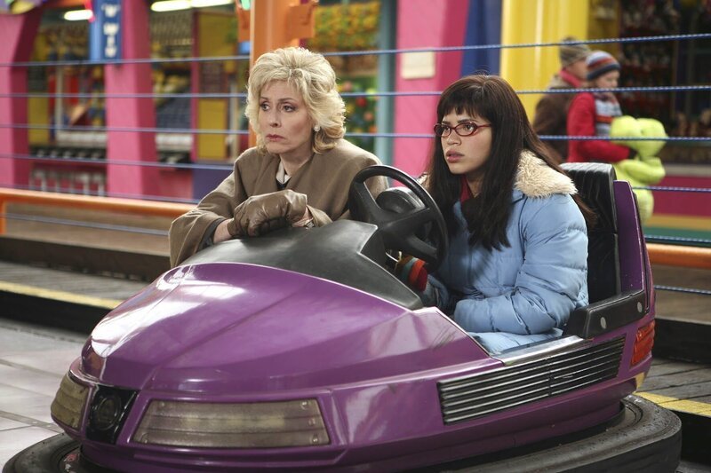 Können sie die Geschwister wieder versöhnen? Claire (Judith Light, l.) und Betty (America Ferrera, r.)&nbsp;… – Bild: PLURIMEDIA (ABC Studios)