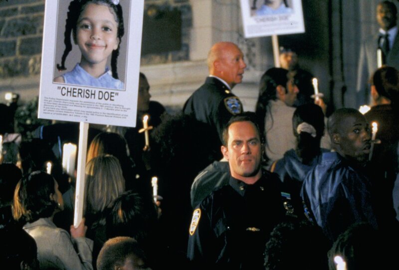 Zwei kleine Mädchen werden vergewaltigt und ermordet aufgefunden. Detective Stabler (Christopher Meloni) tappt zunächst im Dunkeln, doch dann führt ihn eine Gemeinsamkeit der Opfer zu einer Entziehungsklinik, welche die drogenabhängigen Mütter der ermordeten Mädchen besuchten. – Bild: RTL NITRO
