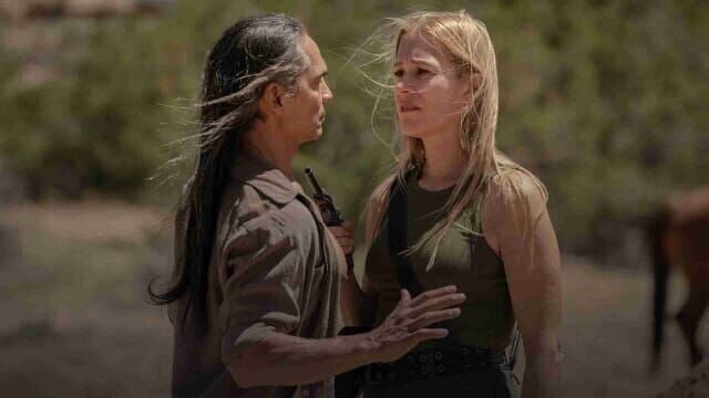 Zahn McClarnon als Joe Leaphorn und Franka Potente als Irene Vaggan – Bild: TVDB