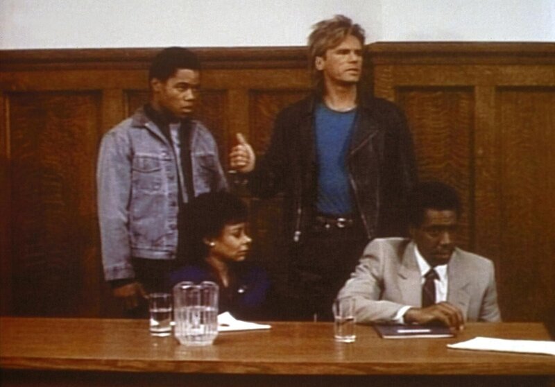 (v.l.n.r.) Ray (Cuba Gooding jr.), Cynthia (Roxanne Reese), MacGyver (Richard Dean Anderson) und Booker (Michael D. Roberts) sind als Beobachter bei der Stadtratsitzung. – Bild: Paramount Pictures