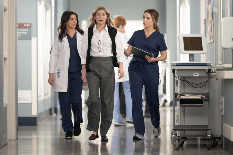 GREY’S ANATOMY – „Bridge over Troubled Water“ – After a catastrophic bridge collapse sends dozens of victims to Grey Sloan, the hospital activates its full disaster response as they race to treat a surge of critically injured patients, including one of their own. CATERINA SCORSONE, ELLEN POMPEO, SOPHIA BUSH – Bild: Disney /​ Anne Marie Fox