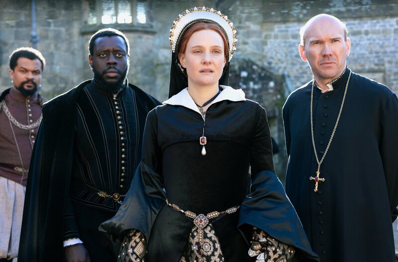 Guzmán de Silva (Oliver Huband), Pedro (Ekow Quartey), Mary Tudor (Romola Garai), Bishop Gardiner (Alex Macqueen) – Bild: WDR/​Starz Entertainment, LLC /​ Nick Briggs