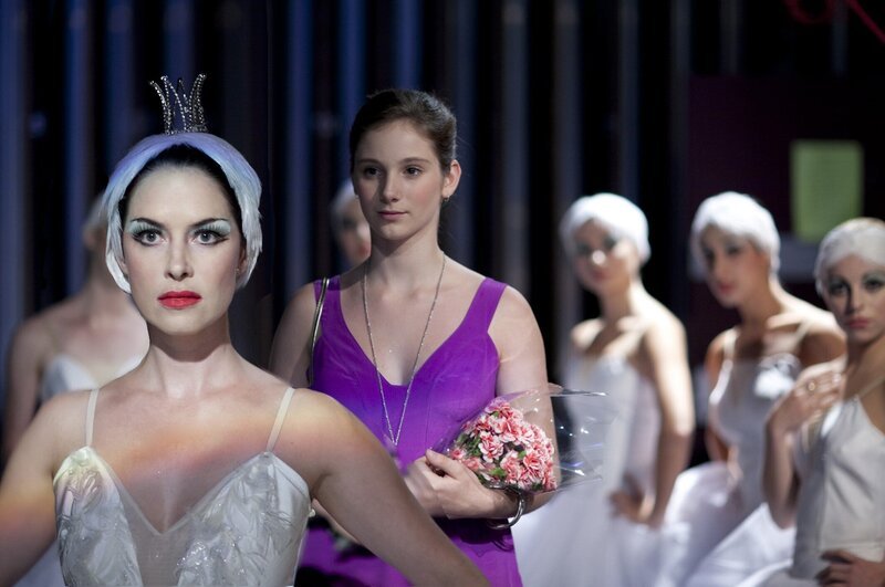 Natasha Willis (Victoria Hill, li.), die weltberühmte Primaballerina des „National Ballet“, steht wahrhaftig vor Tara (Xenia Goodwin). Sie kann es nicht fassen und genießt diesen Augenblick mit ihrem Idol. – Bild: ZDF/​Mark Rogers