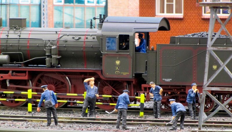 Ob es der Zirkuszug, der Bauzug, der Dampfkran, der BigBoy oder der Northlander ist, bei diesen Zügen stimmt jedes Detail. Die Loks und Waggons der Spur 1 sehen aus wie echt. – Bild: NDR/​SWR