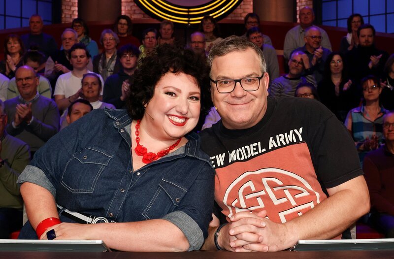 Rateteam-Kapitän Elton (r.) mit Moderatorin und Comedian Meltem Kaptan (l.). – Bild: ARD/​Morris Mac Matzen
