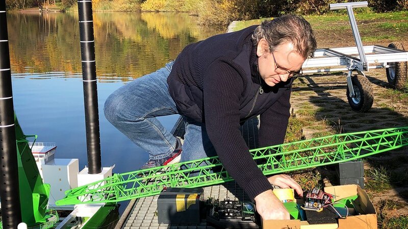 Dominikus Pfeiffer is constructing an offshore platform with a swiveling crane and four lifting legs. – Bild: DMAX