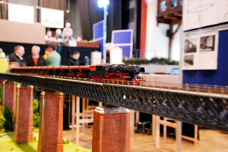 Das Kübelbachviadukt im Modell von im Maßstab 1:100, gebaut von Gerd Helmling und den beiden Jugendlichen Fabian und Simon. – Bild: SWR/​Bernhard Foos