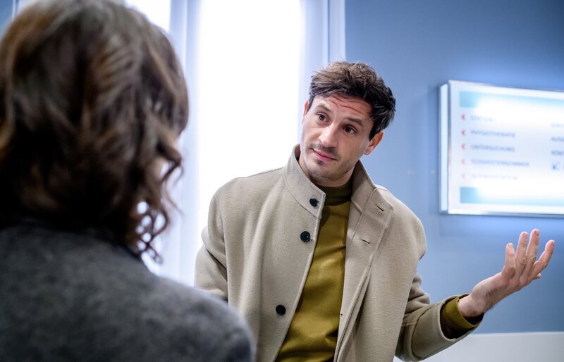 Massimo (Jaime Ferkic, r.) ist froh, als er Olivia (Soraya Bouabsa, l.) abholen kann, und stellt fest, dass er Marlon Unrecht getan hat. – Bild: ARD/​WDR/​Christof Arnold