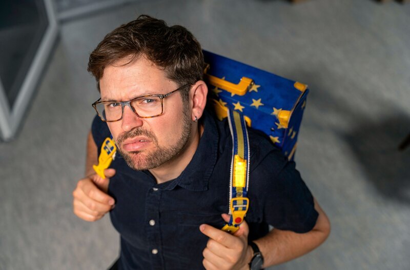 Reporter Adrian Oeser taucht in die Geschichte unseres Schulsystems ein. – Bild: hr/​Pressestelle /​ HR/​Pascal Berneburg