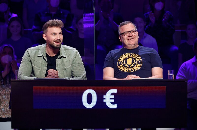 Rateteam-Kapitän Elton (r.) mit Reality-TV-Darsteller und Unternehmer Dominik Stuckmann (l.). – Bild: ARD/​Morris Mac Matzen