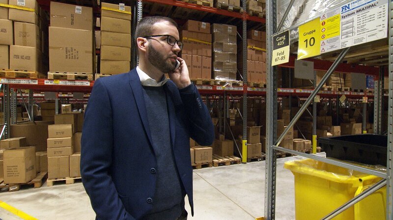 Logistik-Chef Petersen im Stress. Weitere Fotos erhalten Sie auf Anfrage. – Bild: NDR/​Joker Pictures GmbH