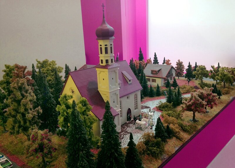 Fa. Vollmer Alpenländisches Set in H0 auf der Spielwarenmesse in Nürnberg. – Bild: SWR/​Eisenbahn Romantik