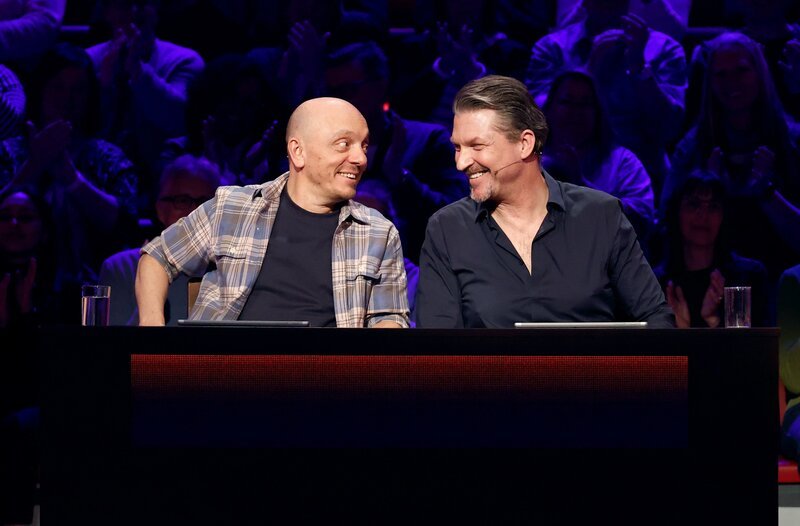 Rateteam-Kapitän Bernhard Hoëcker (l.) und der Schauspieler Hardy Krüger Junior (r.) bilden ein Rateteam. – Bild: ARD/​Morris Mac Matzen