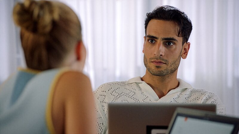 Nihat (Timur Ülker) sät bei Johanna (Charlott Reschke) Zweifel in Bezug auf ihre Urlaubspläne mit Jonas. – Bild: RTL /​ Nihats Saat