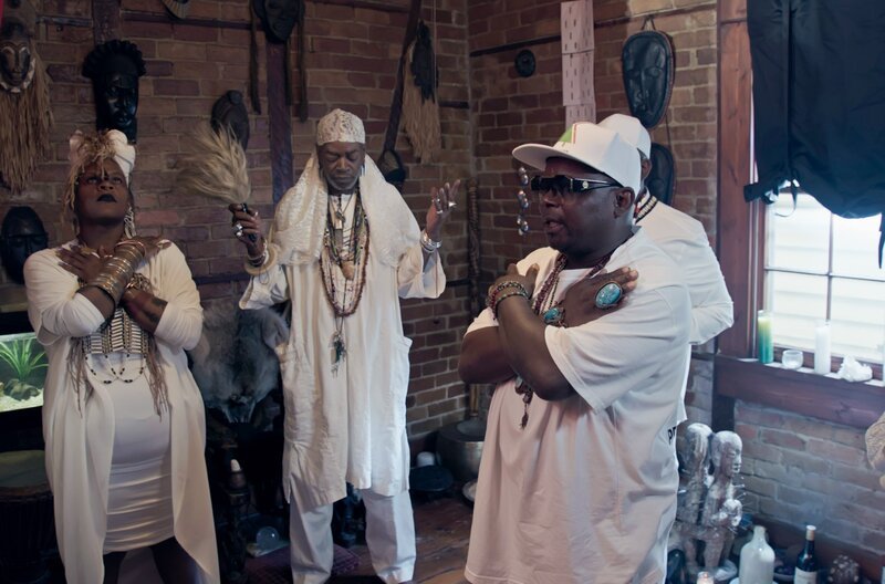 Divine Prince Ty Emmeca (vorne): Mit seiner Gemeinde betet der Voodoo-Priester regelmäßig für die Natur und den Erhalt der Region. – Bild: Mineworks Film