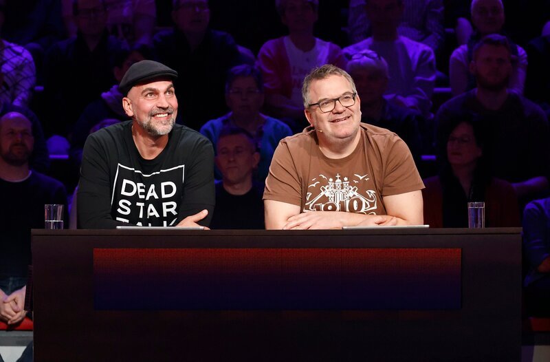 Rateteam-Kapitän Elton (r.) und der Fussballspieler Markus Babbel (l.) bilden ein Rateteam. – Bild: ARD/​Morris Mac Matzen