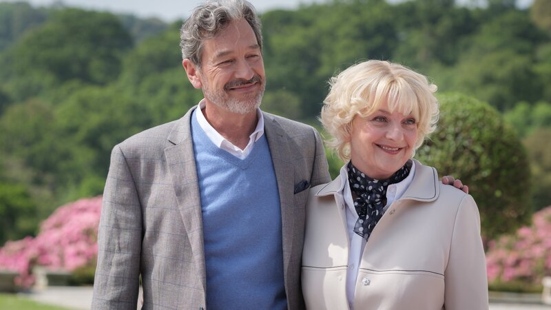 Theresa (Saskia Vester) und Don (Günter Barton) in „Rosamunde Pilcher: Ex & Liebe“. – Bild: ZDF/​JON AILES