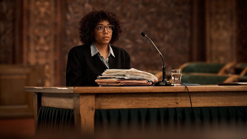 The Crash Folge 5 Trägt ihren Einsatz für die Wahrheit vor Gericht: Joy Delima als Asha Willems  Copyright: SRF/​2022 Big Blue Production/​Studiocanal GmbH – Bild:  SRF/​2022 Big Blue Production/​Studiocanal GmbH
