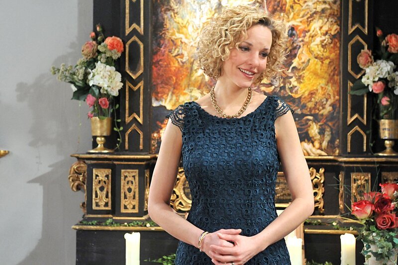 Anlässlich des Internationalen Tages der Ehe gibt Natascha (Melanie Wiegmann) in der Kapelle ein Liebeslied zum Besten. – Bild: ARD/​Ann Paur