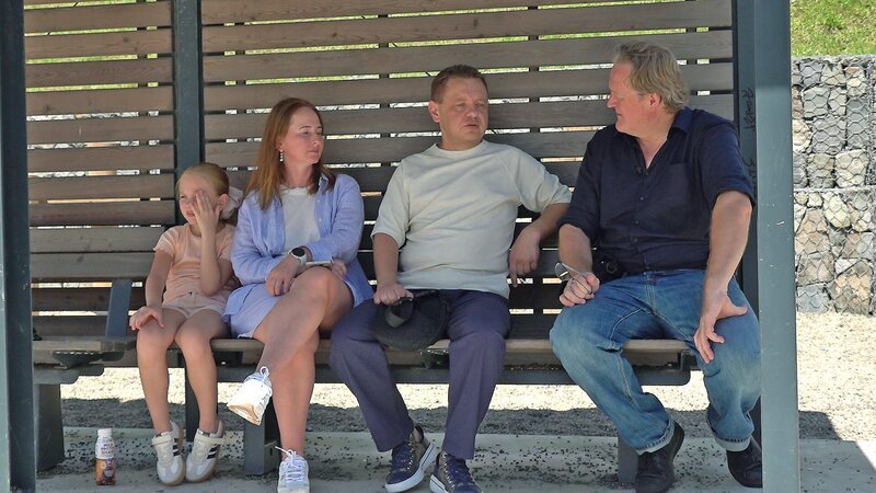 SRF-Reporter Christof Franzen mit einem ehemaligen russischen Oppositionellen und Familie in Wladiwostok. – Bild: 3sat