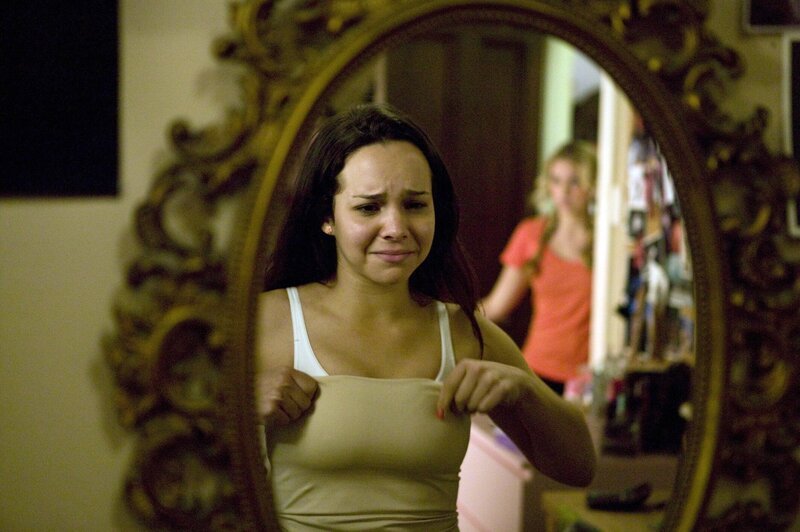 Abigail (Dena Kaplan) macht sich Sorgen um ihre Figur. Langsam aber sicher wird sie immer weiblicher und ihr Busen wird größer, als sie sich das wünscht. Sie sieht ihre Ausbildung zur Ballerina gefährdet. – Bild: ZDF/​Lisa Tomasetti