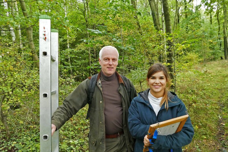 In einem Waldstück mit vielen verschiedenen Sträuchern und Bäumen machen Sven und Anna sich auf die Suche nach der Haselmaus. Haselmäuse brauchen diese Vielfalt, um über das Jahr verteilt ausreichend Nahrung zu finden. – Bild: BR/​BILD + TEXT Medienproduktion GmbH & Co. KG.