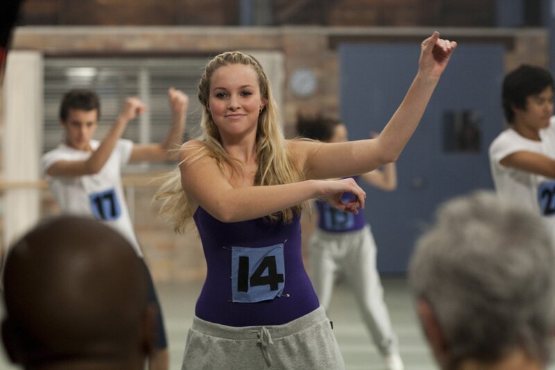 Die Prüfungen des ersten Semesters stehen an. Kat (Alicia Banit) zeigt ihr Bestes in der Kategorie Hip Hop. Diese Tanzart macht ihr richtig Spaß und das sieht man auch. – Bild: ZDF/​Mark Rogers