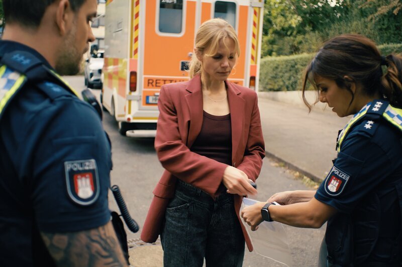 Miriam (Sinja Dieks, M.) gibt Isa (Lilli Hollunder, r.) und Kris (Marc Barthel, l.) den Autoschlüssel. Er steckte noch im Zündschloss, als sie ihren Vater am Morgen vorfand und befreite. – Bild: Marius von Felbert /​ ZDF