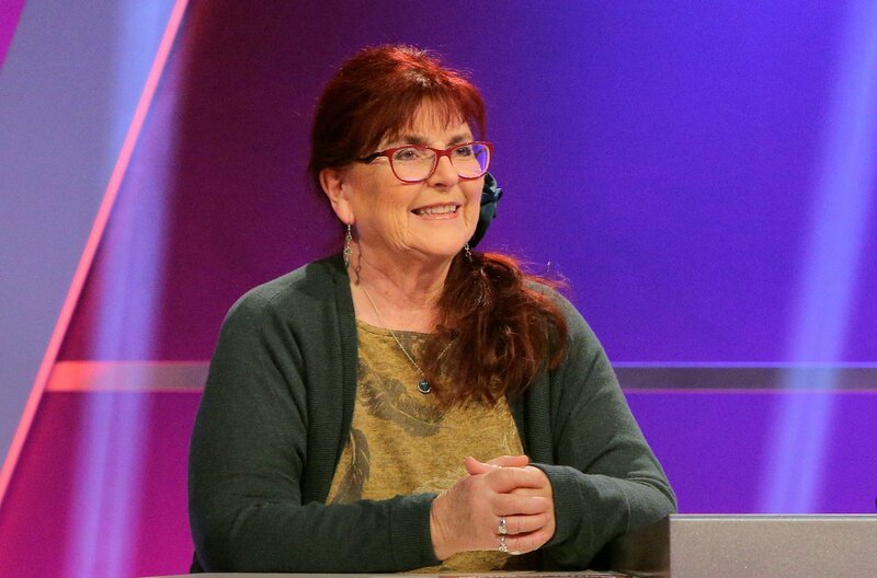 Moderator Florian Weber stellt in seinem SWR Wissensquiz „Meister des Alltags“ die Alltagstauglichkeit seiner prominenten Kandidaten auf die Probe. „Alice Hoffmann – Bild: SWR/​Peter A. Schmidt