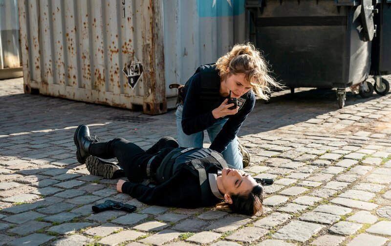 Femke (Pia-Micaela Barucki, r.) bei der verletzten Ceylan (Yasemin Cetinkaya). – Bild: RTL Intercompany /​ RTL /​ Stephan Rabold