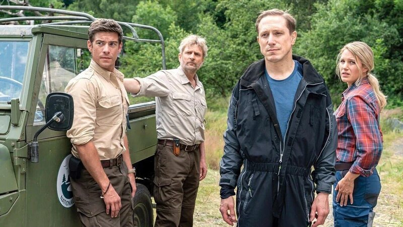 Nicht nur Rike (Eva Maria Grein von Friedl), auch Jonas (Philipp Danne) und Christoph (Jörg Witte) sind froh, dass Daniel (Timo Jacobs) nichts passiert ist. – Bild: The Movie Database