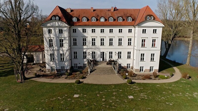 Schloss Wedendorf in Nordwestmecklenburg hat eine wechselvolle Geschichte hinter sich. Zurzeit wird das Herrenhaus vom Hotel zur Klinik umgebaut. – Bild: NDR
