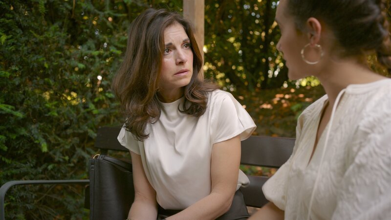 Gabriella (Bianca Hein, l.) öffnet sich Joana (Josephine Martz) in ihrer Verzweiflung. – Bild: RTL /​ Akt der Verzweiflung