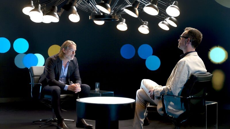 Der Politikwissenschaftler Veith Selk (r.) zu Gast bei Richard David Precht (l.) zum Thema „Bedrohte Demokratie – kommt ein Systemwechsel?“ – Bild: ZDF