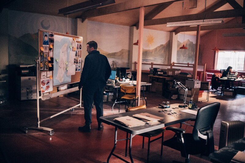Die Ermittler um Detective Eric Bull (Rafe Spall) haben sich in Morfa Halen eingerichtet. – Bild: ZDF und Ludovic Robert