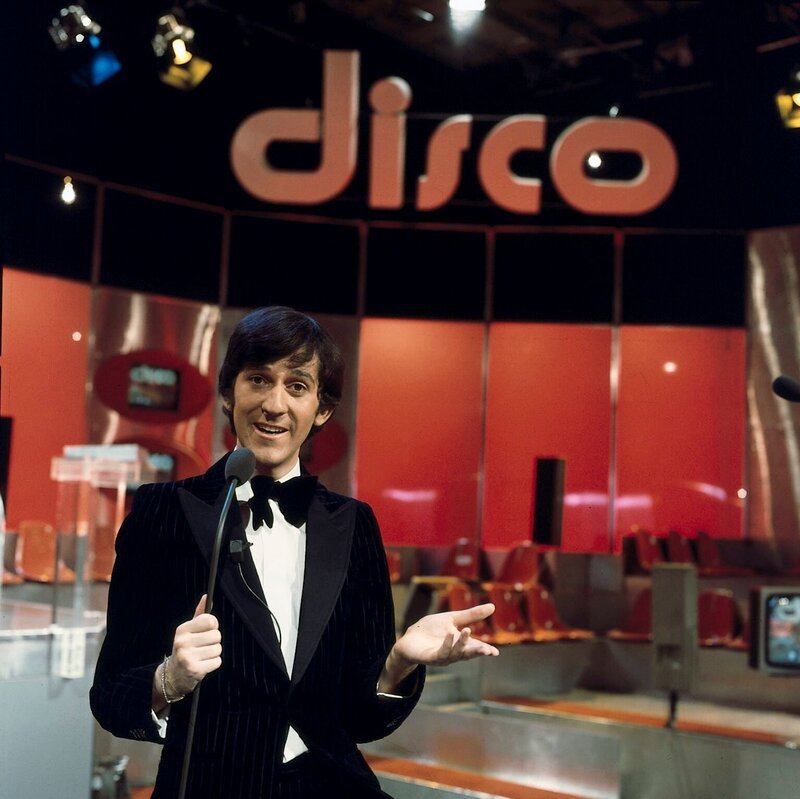 Licht aus, Spot an: Mit frischen Kräften und neuen Ideen, moderiert Ilja Richter eine neue Ausgabe von „Disco ’76“. – Bild: ZDF und Erich Windprechtiger