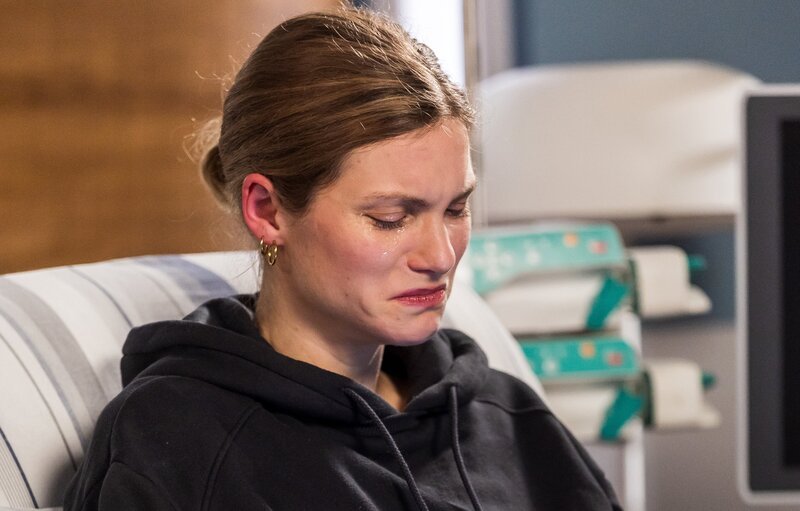 Lara Fürst (Anna Bullard) weiß nicht, ob sie die Beziehung zu ihrem langjährigen Partner retten kann, da sie ihm etwas vorenthalten hat. – Bild: ARD/​Michael Kremer
