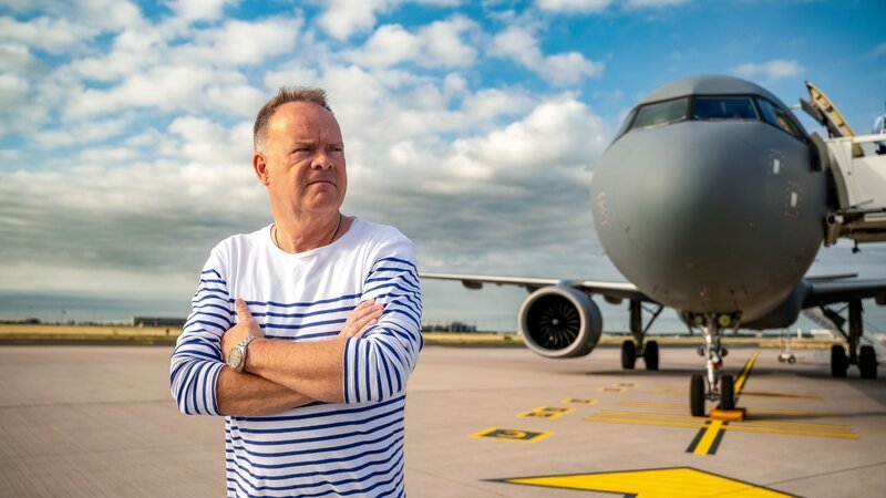 Christian Sievers vor dem Flug mit der Flugbereitschaft des BMVg von Berlin nach Vilnius. – Bild: ZDF und Jonny Müller-Goldenstedt