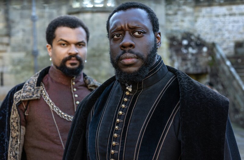 Guzmán de Silva (Oliver Huband, l.), Pedro (Ekow Quartey, r.). – Bild: WDR/​Starz Entertainment, LLC