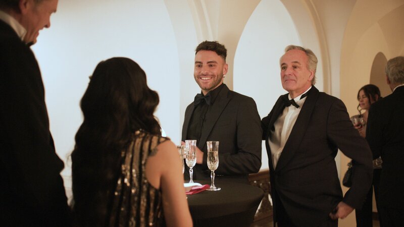 Baron von Velours (Alessandro Capasso, 3.v.l.) und Dean Wiener (Holger Gotha, 3.v.r.) amüsieren sich beim Botschaftsempfang über Voss (Götz Otto, l.) und Sami (Sogol Faghani, 2.v.l.). – Bild: ZDF und Thorsten Harms