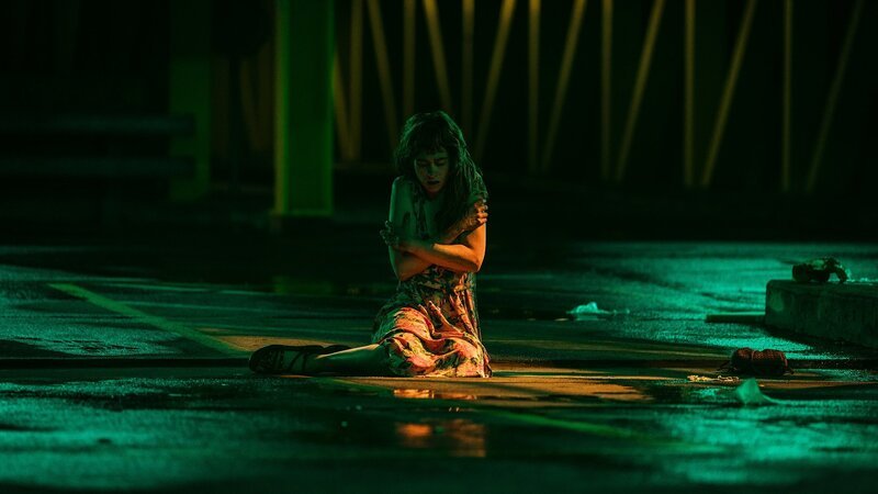 Findet sich in einem verlassenen Parkhaus mitten in der Nacht wieder: Lia von Blarer als Milla Nova – Bild: SRG SSR/​Severin Nowacki