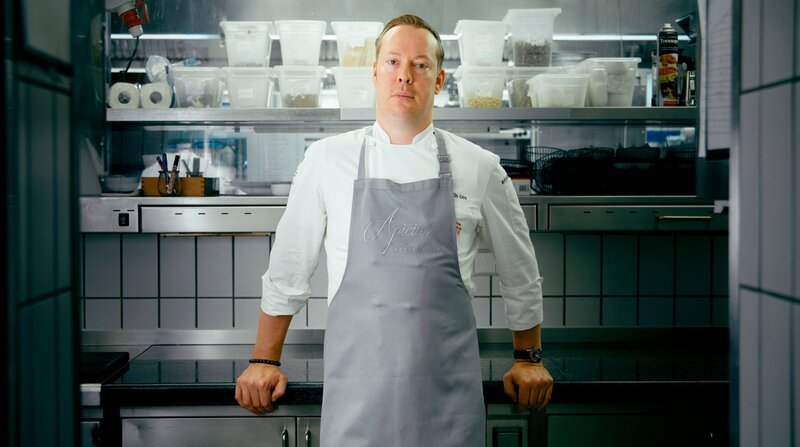 Tim Extra ist Küchenchef im Restaurant Apicius in Bad Zwischenahn. – Bild: ZDF und NDR/​heyfilm